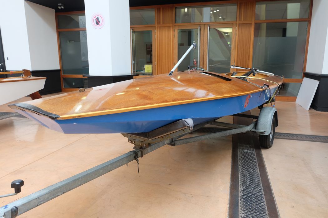 bateau de plaisance : Blue Dog, dériveur léger de type Fireball bleu