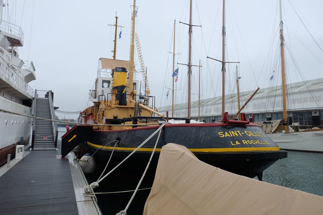 bateau de service : remorqueur portuaire et de haute mer dit Le Saint Gilles