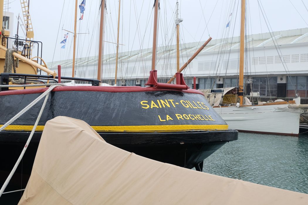 bateau de service : remorqueur portuaire et de haute mer dit Le Saint Gilles
