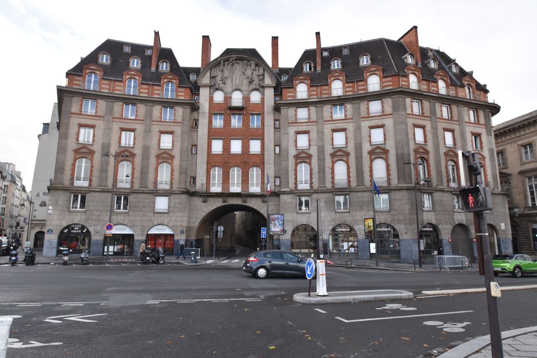 façade nord-est de l’immeuble situé quai de Conti