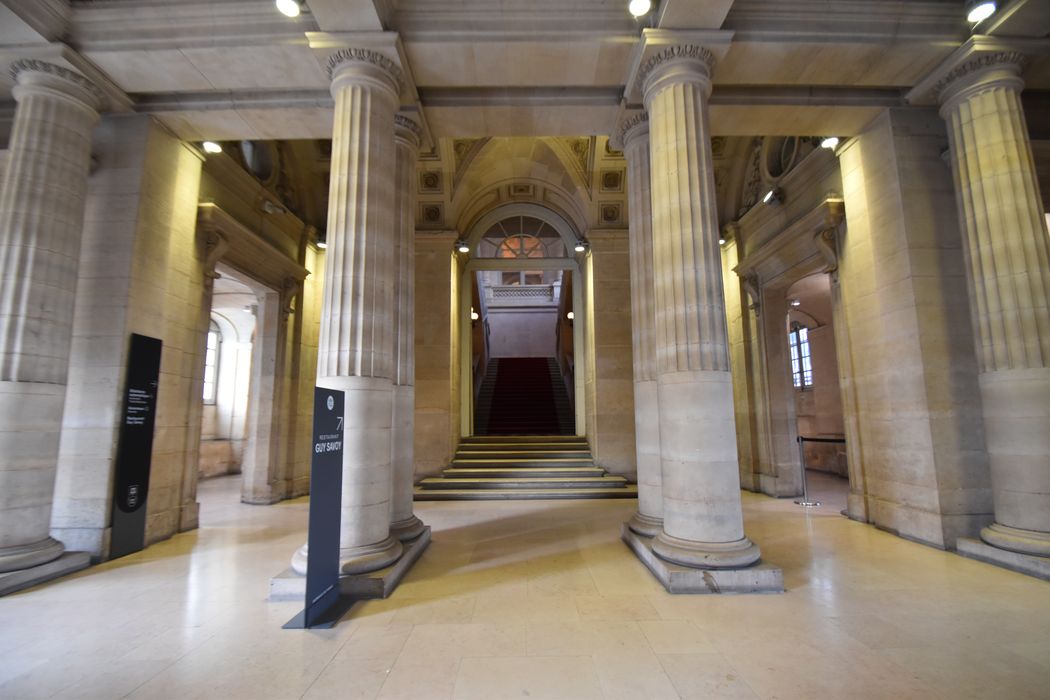 passage entre le quai de Conti et la cour d'honneur, accès à l’escalier monumental