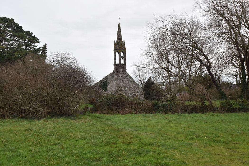 Vue partielle de la chapelle dans son environnement depuis l’Ouest