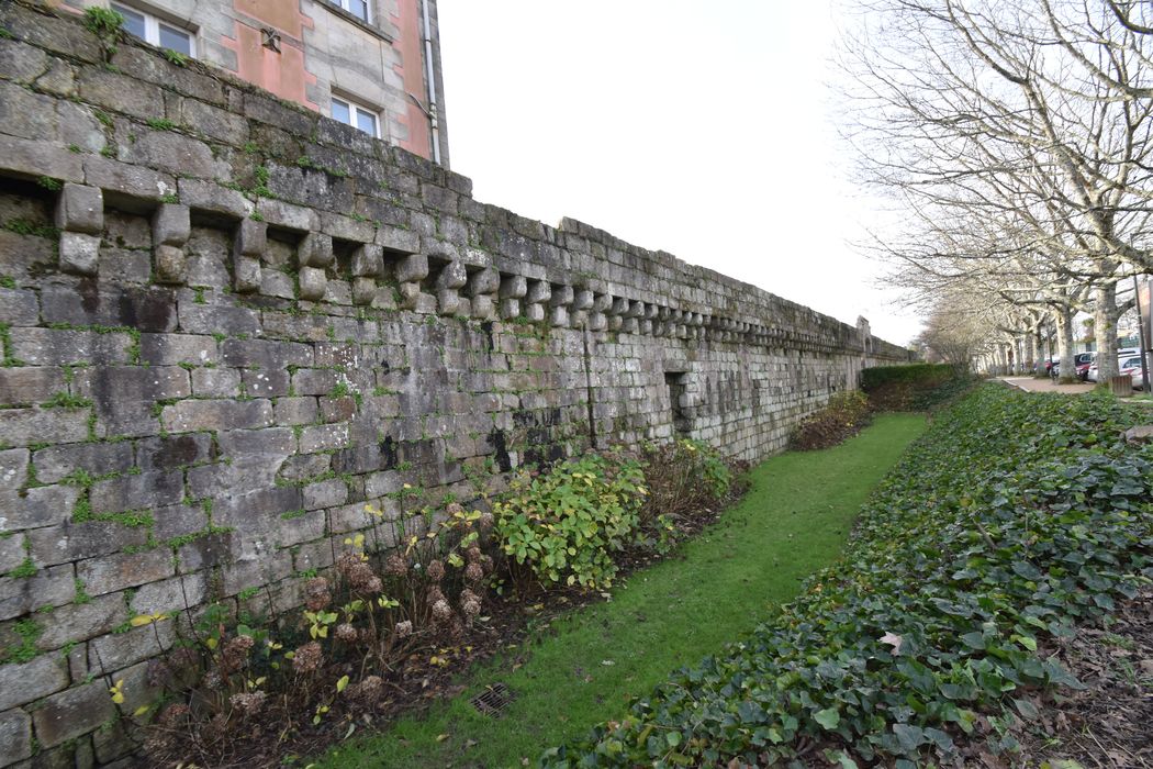 vue partielle des rempart nord le long de l’allée du clan des Éclaireurs