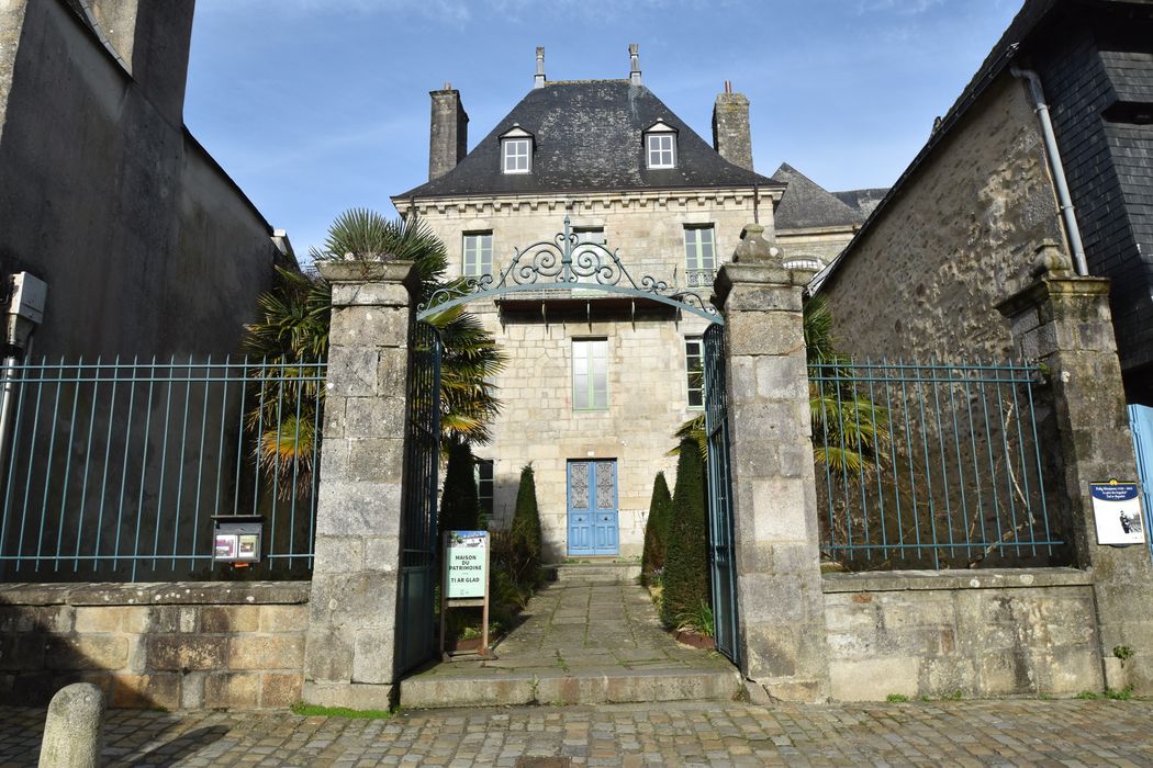 grille d’accès au jardin depuis la rue