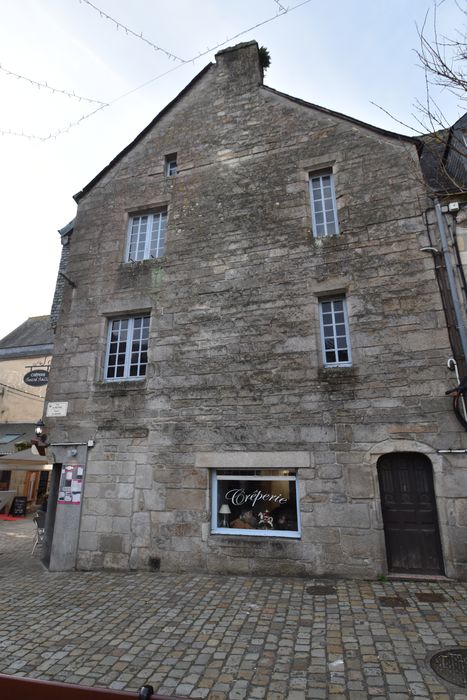 façade est sur la place du Beurre