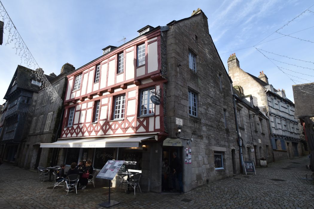 façades sud et est sur rue et sur la place du Beurre