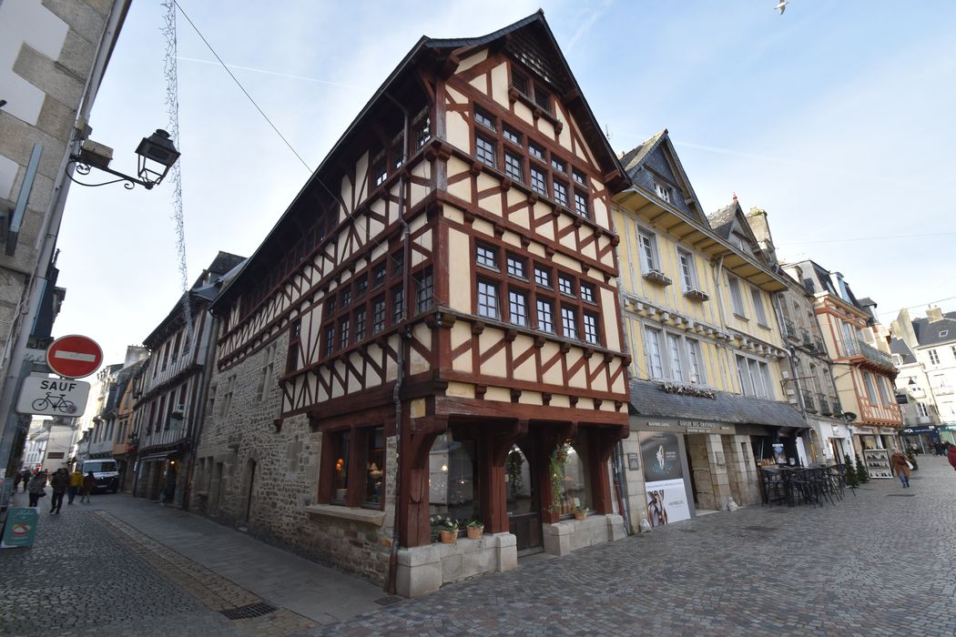 façade est sur la place et sud sur la rue Saint-Mathieu