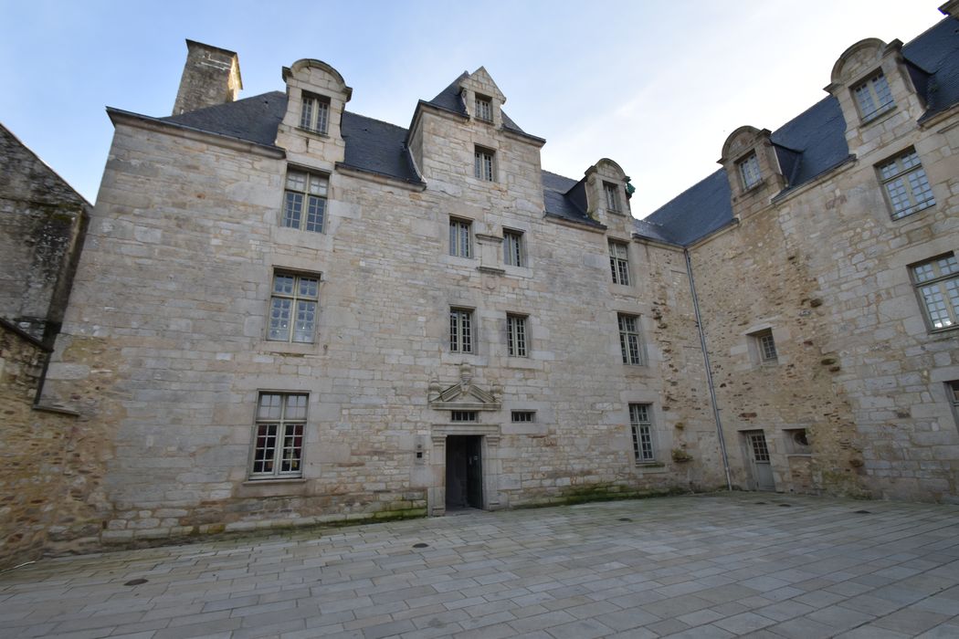 bâtiment est, façade ouest sur la cour