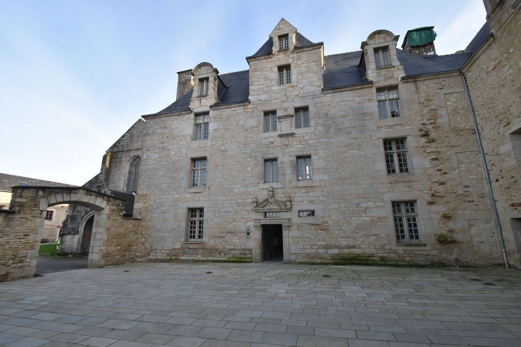 bâtiment est, façade ouest sur la cour