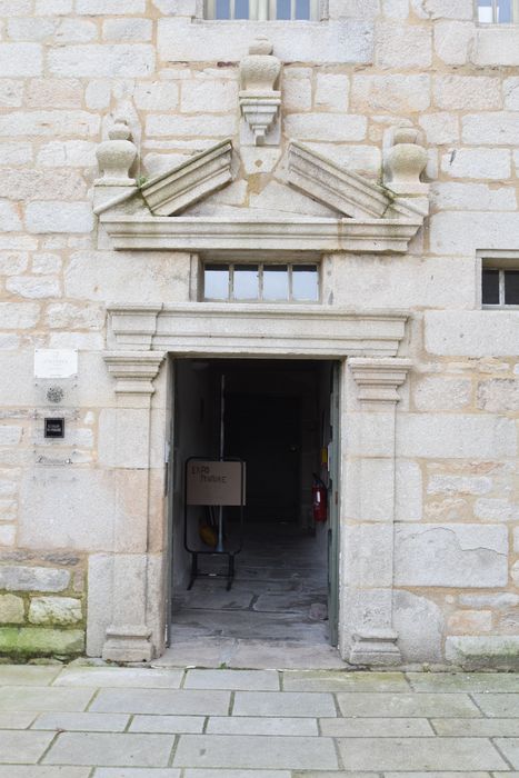 bâtiment est, porte d’accès sur cour