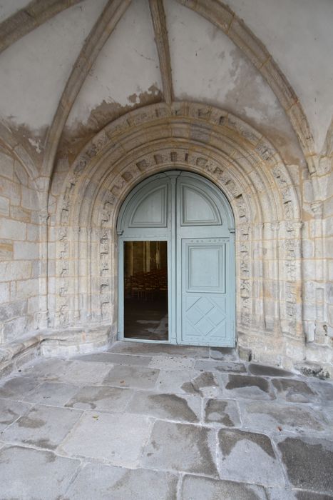 église, portail d’accès ouest