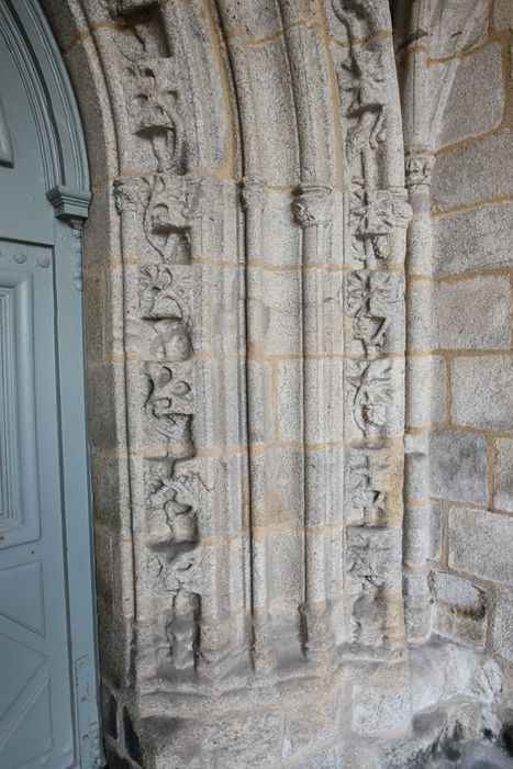 église, portail d’accès ouest, ébrasement de droite