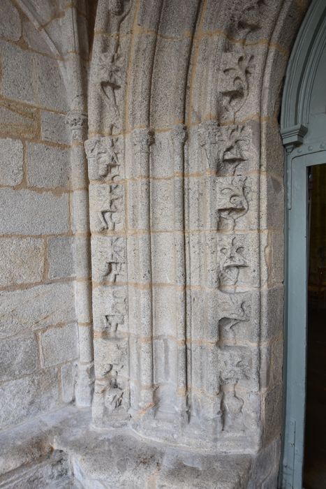 église, portail d’accès ouest, ébrasement de gauche