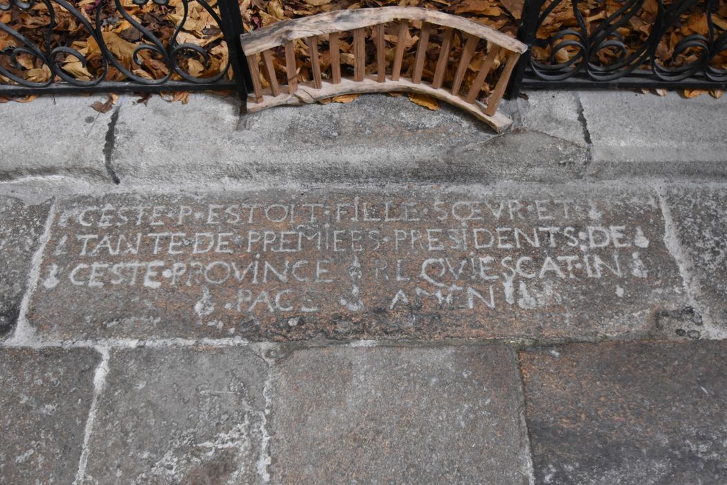 collatéral sud, détail d’une inscription au sol