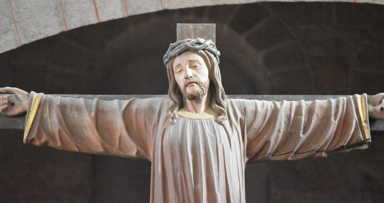 statue : Christ en croix, vue partielle