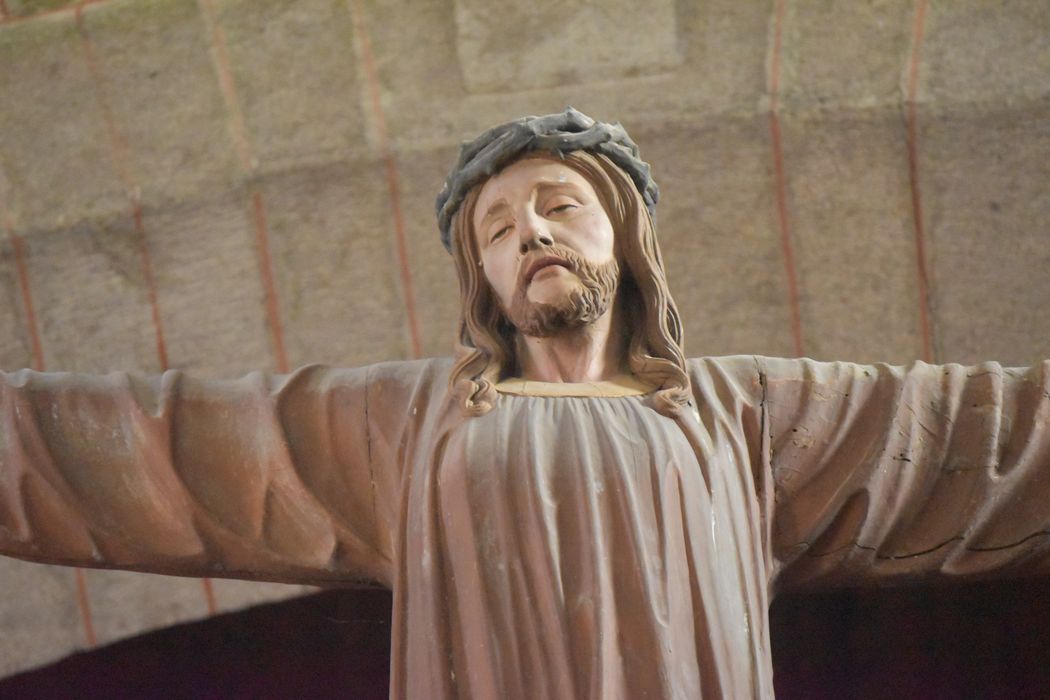 statue : Christ en croix, vue partielle