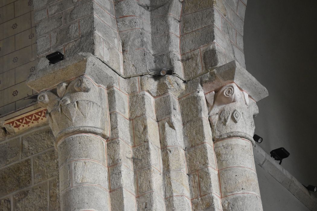 église, détail de deux chapiteaux sculptés