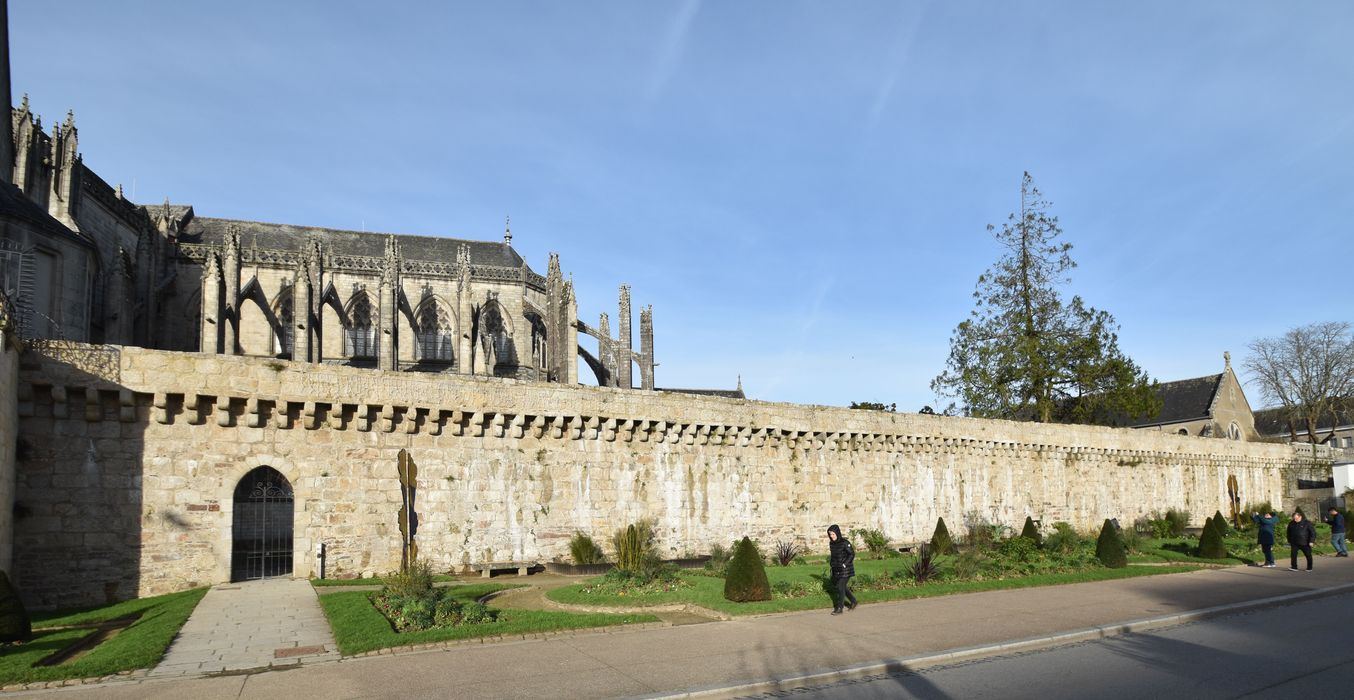 vue partielle des remparts situés le long du boulevard de Kerguelen, élévation sud