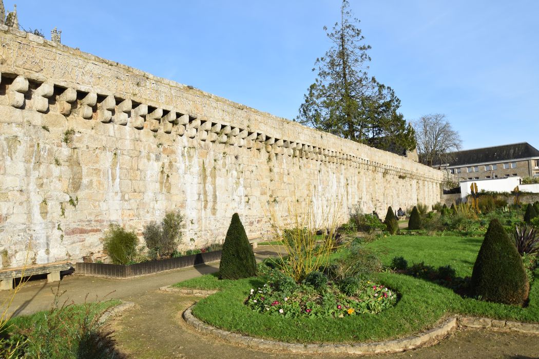 vue partielle des remparts situés le long du boulevard de Kerguelen, élévation sud