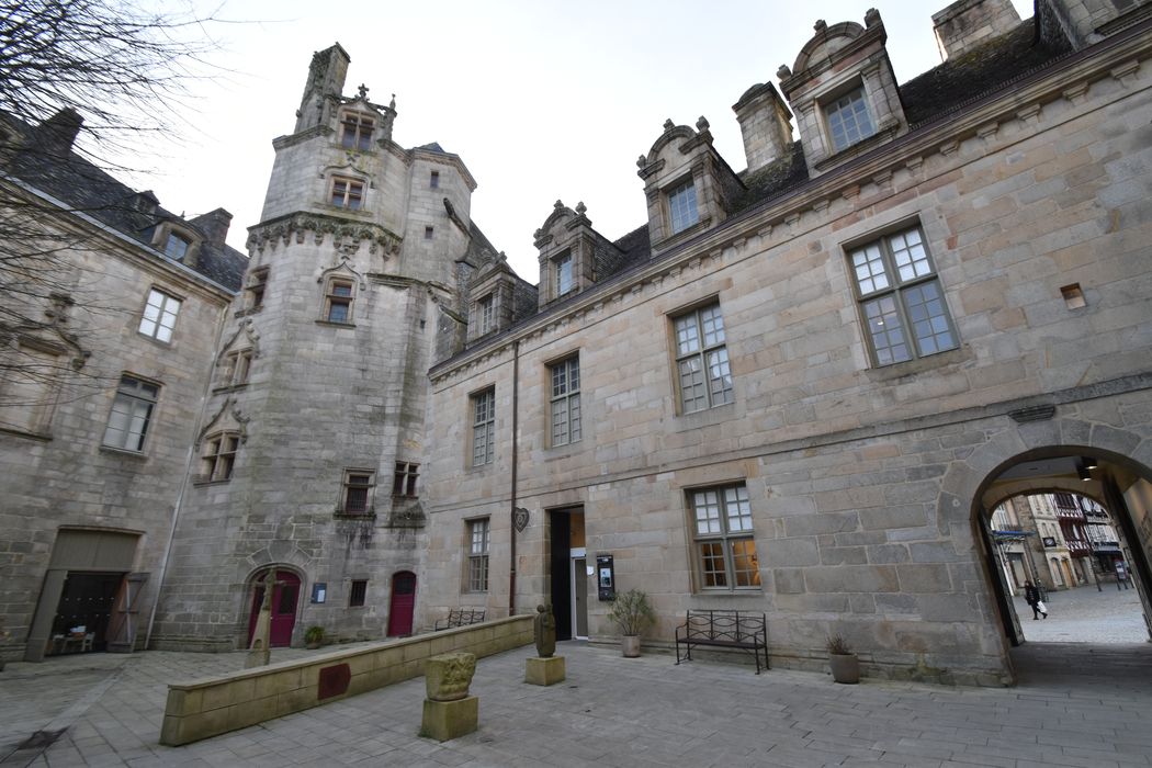 bâtiment ouest, façade est sur cour