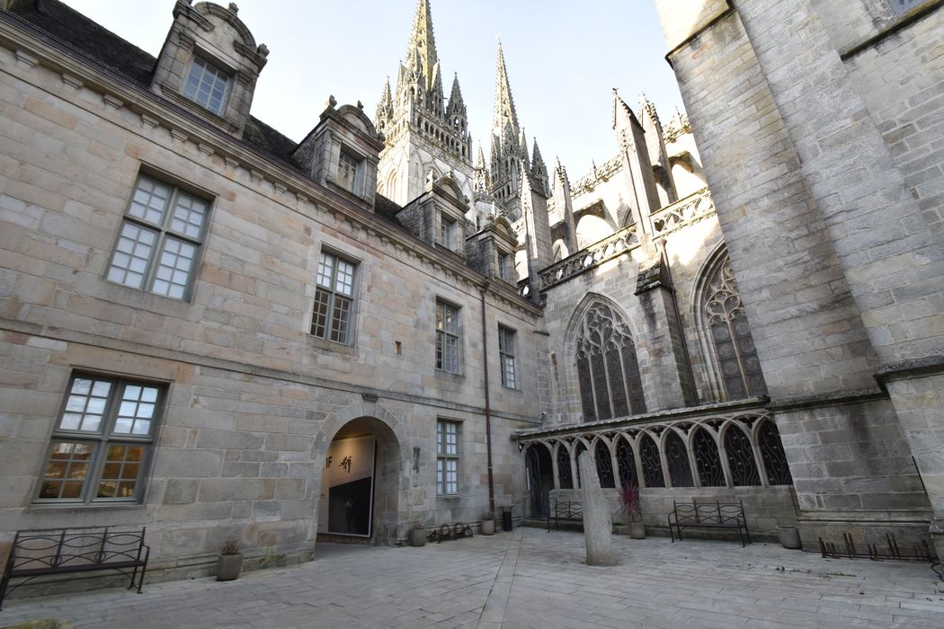 bâtiment ouest, façade est sur cour