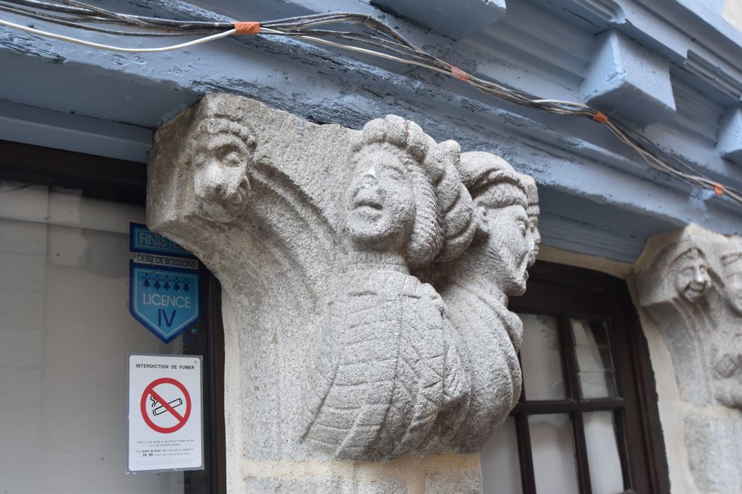 façade sud sur rue, détail du décor du rez-de-chaussée