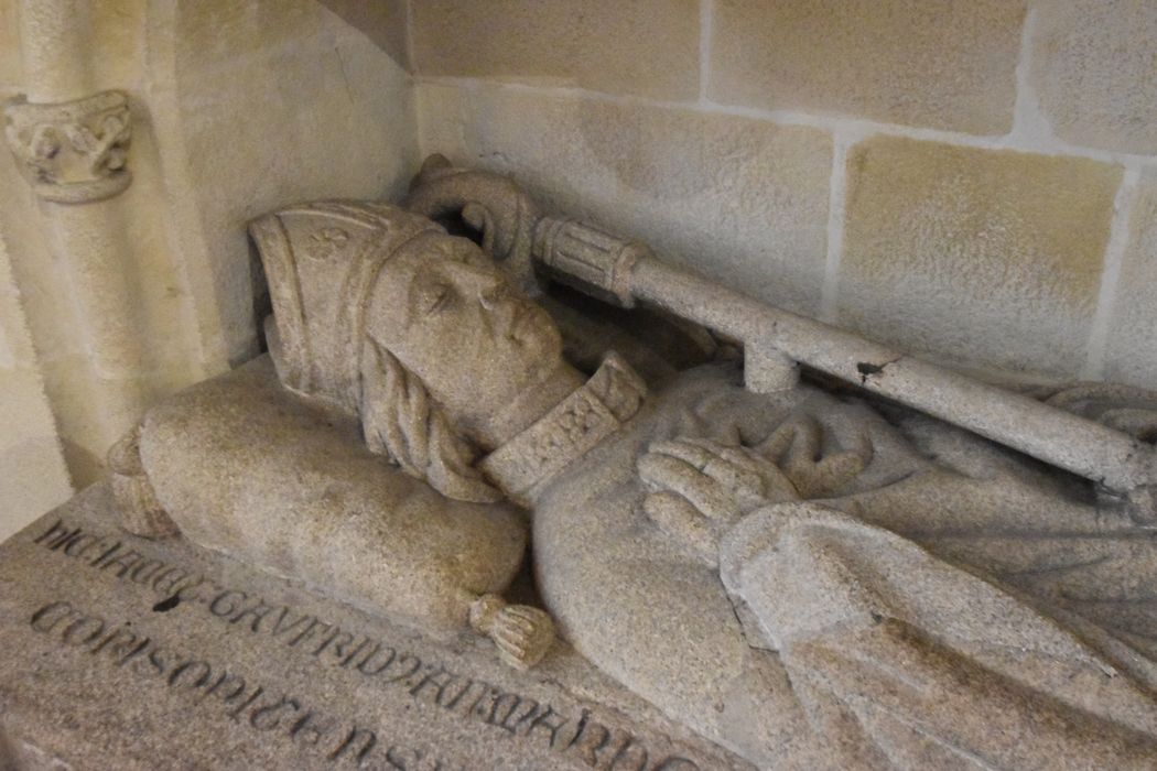 dalle funéraire de Geoffroy Le Marhec, évêque de Quimper, vue partielle