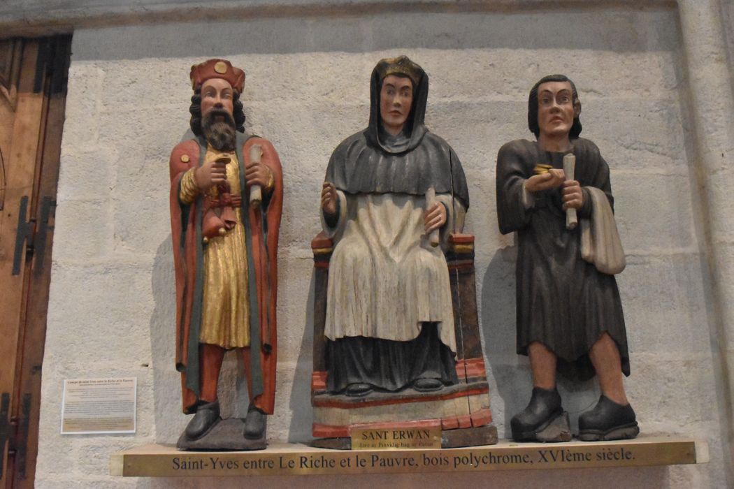 groupe sculpté : Saint Yves entre le Riche et le pauvre