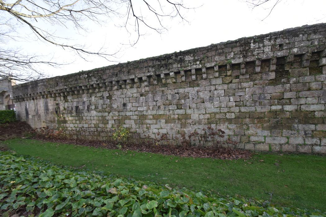 vue partielle des remparts situés le long de l’allée du Clan des Éclaireurs