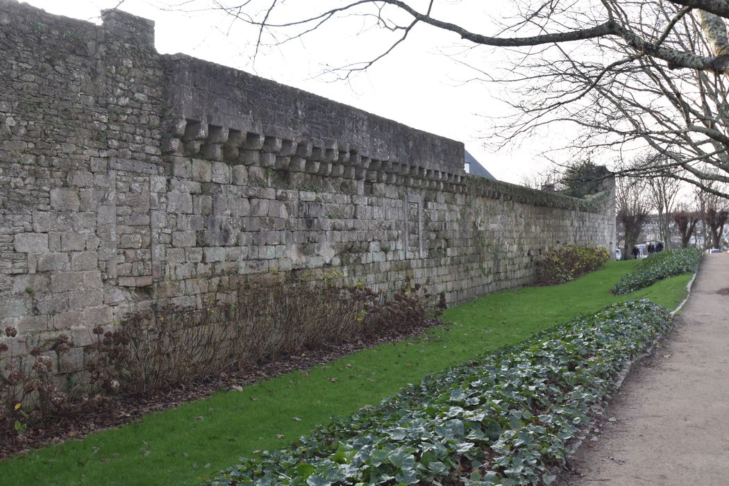 vue générale des remparts situés le long de l’allée du Clan des Éclaireurs