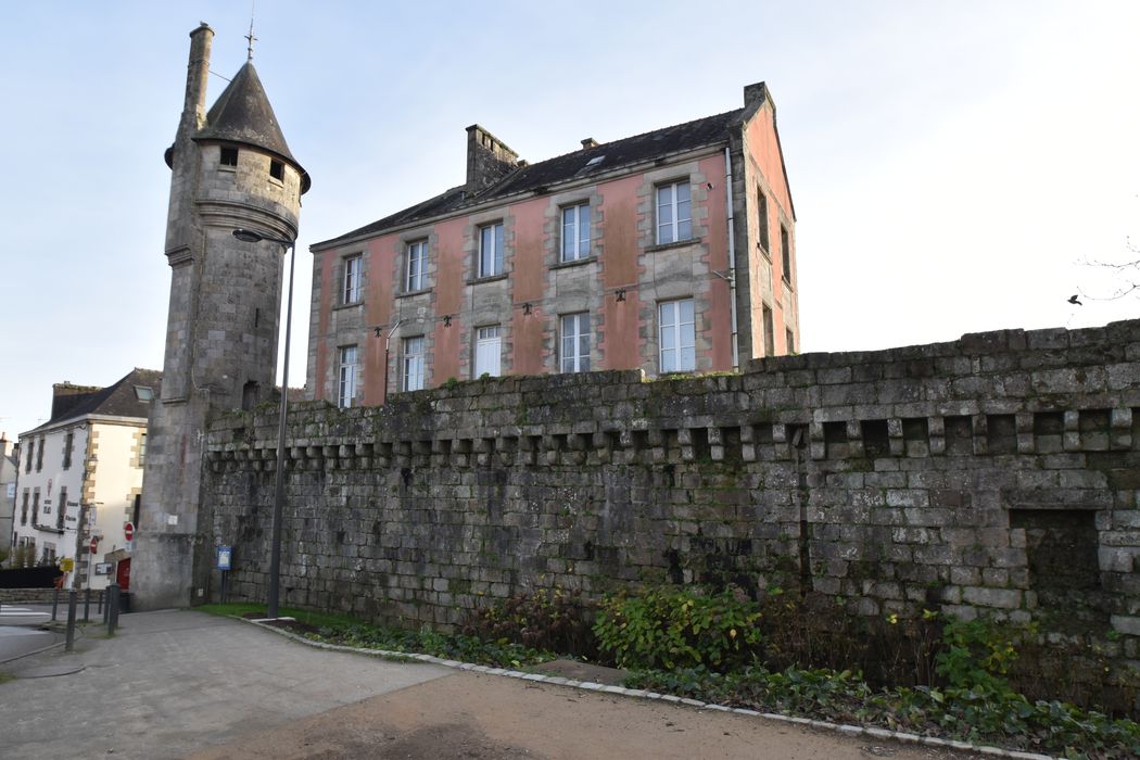 vue partielle des remparts situés le long de l’allée du Clan des Éclaireurs