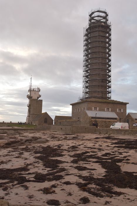 vue générale du phare dans son environnement depuis l’Est