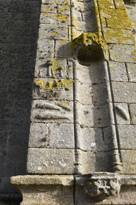 clocher, élévation ouest, détail d’un bas-relief