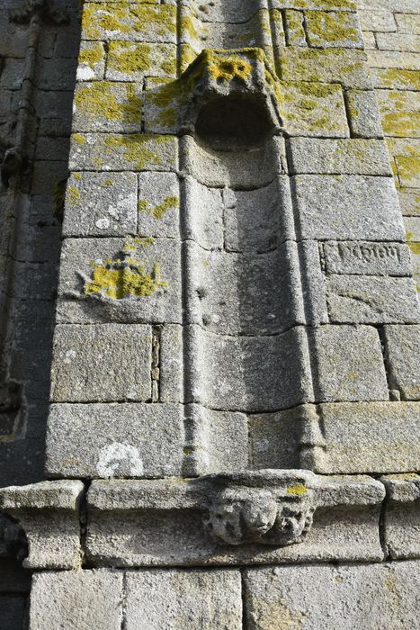 Clocher, élévation ouest, détail d’un bas-relief