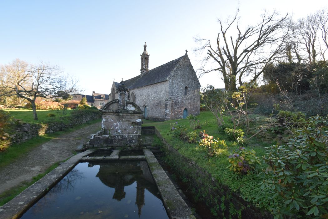 vue partielle de la chapelle dans son environnement depuis la fontaine au Nord-Ouest