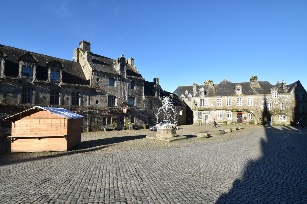 Vue générale de la place depuis le parvis de l’église