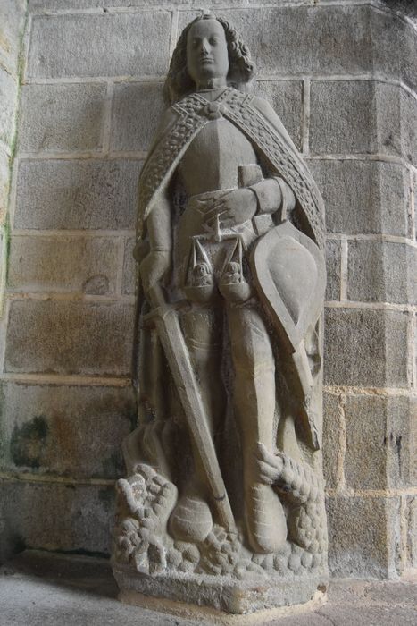 Statue : Saint Michel pesant les âmes