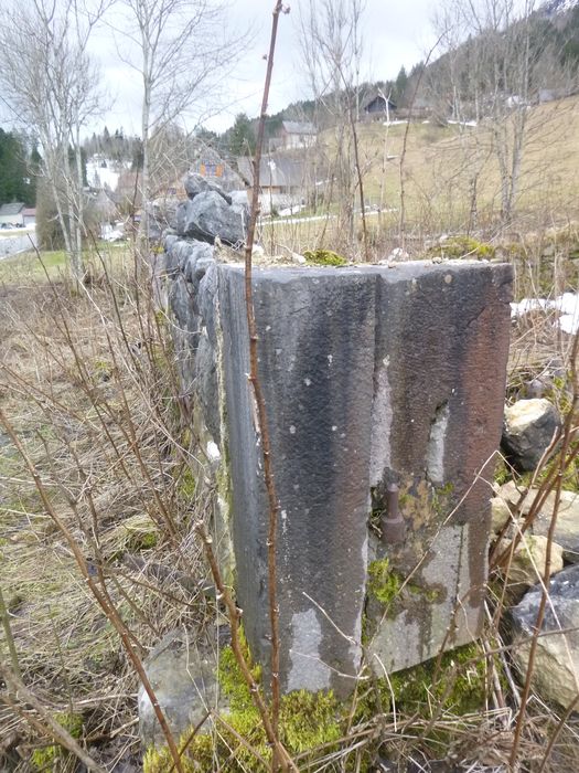 vue partielle des vestiges, façade antérieure, détail d’un jambage de la porte d’accès