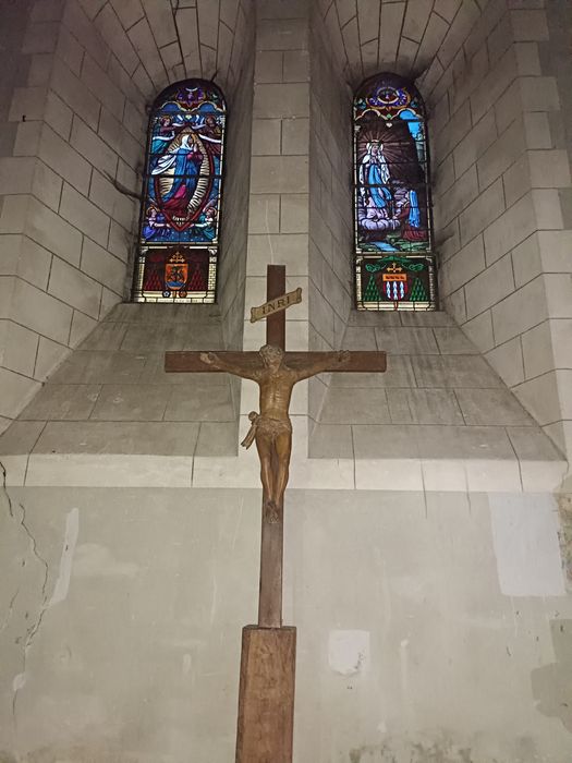 statue : Christ en croix