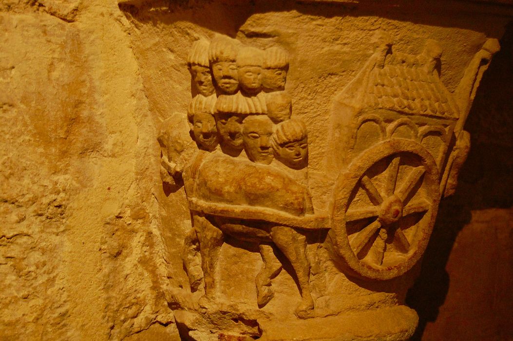 crypte, détail d’un chapiteau sculpté