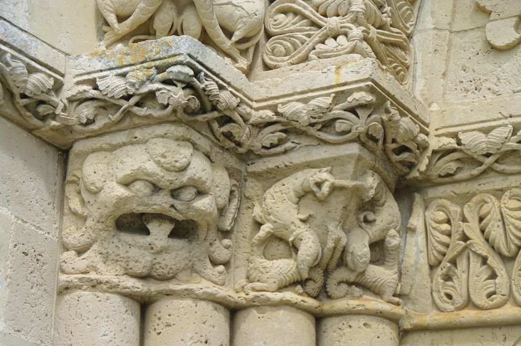 façade ouest, tympan nord, détail