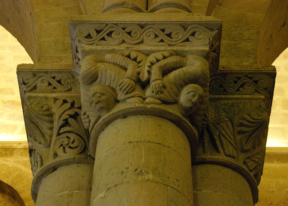 nef, détail d’un chapiteau sculpté