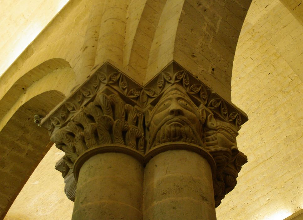 nef, détail d’un chapiteaux sculptés