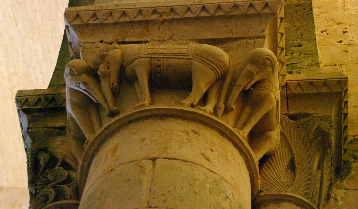 nef, détail d’un chapiteau sculpté