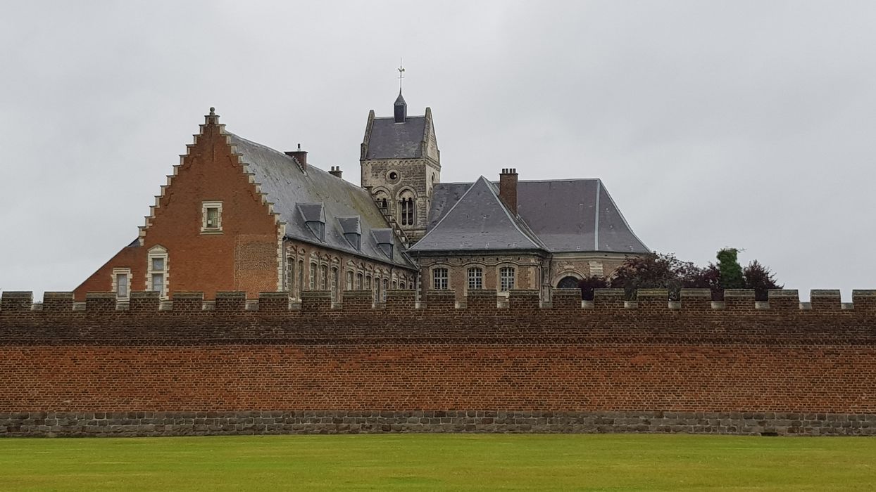 vue partielle des bâtiments depuis le Sud-Est