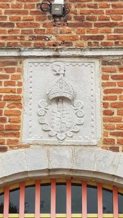 façade sud-ouest, détail d’un bas-relief armorié au-dessus de la porte d’accès