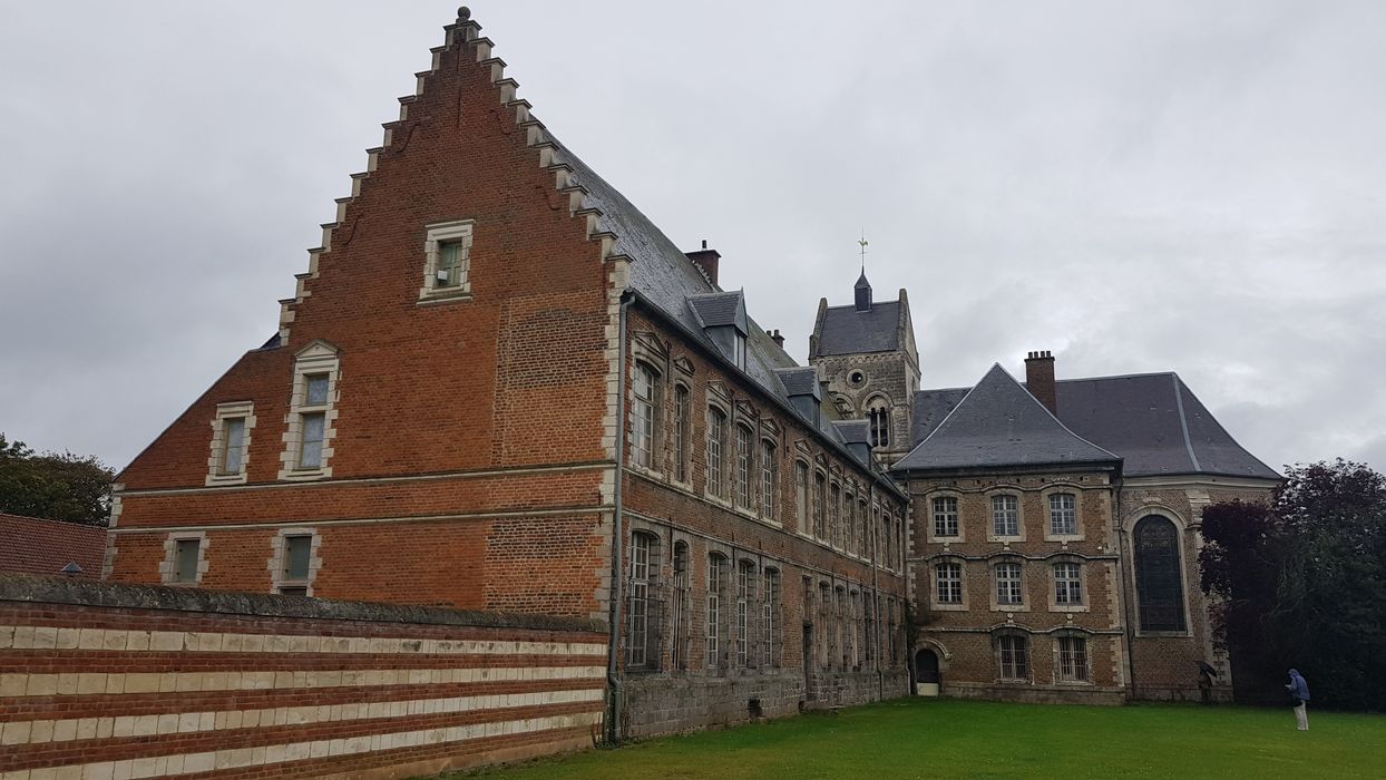 pignon sud-est et façade nord-est