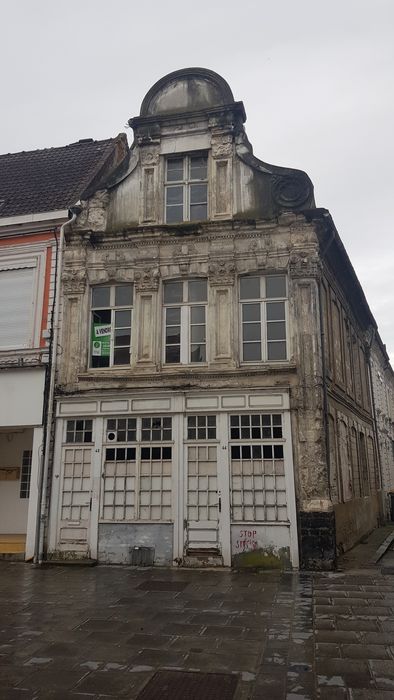 façade sur la place