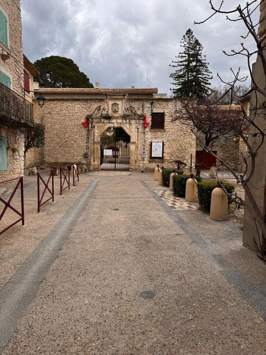 portail d’accès nord à la cour d’honneur