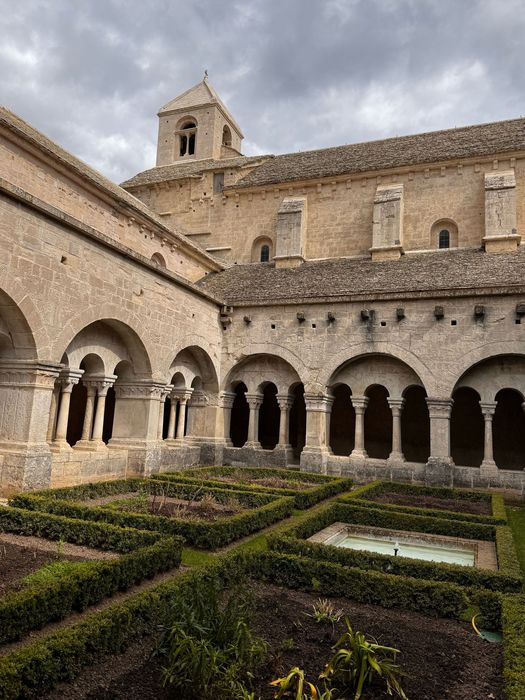 cloître, angle des galeries nord et est